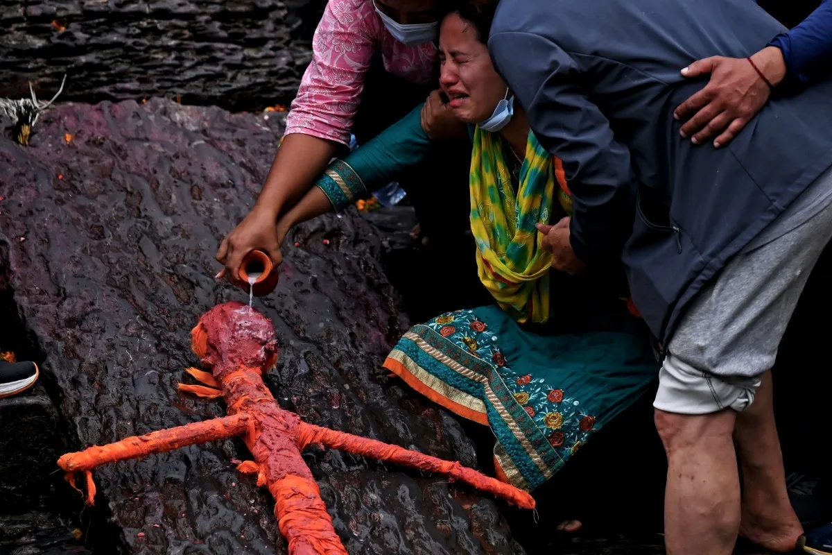 Famílias organizam funerais sem corpos no Nepal uma semana após avalanche mortal