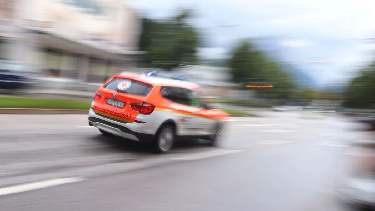 Unfall auf Parkplatz: Autofahrer erfasst Fußgänger und verletzt ihn schwer