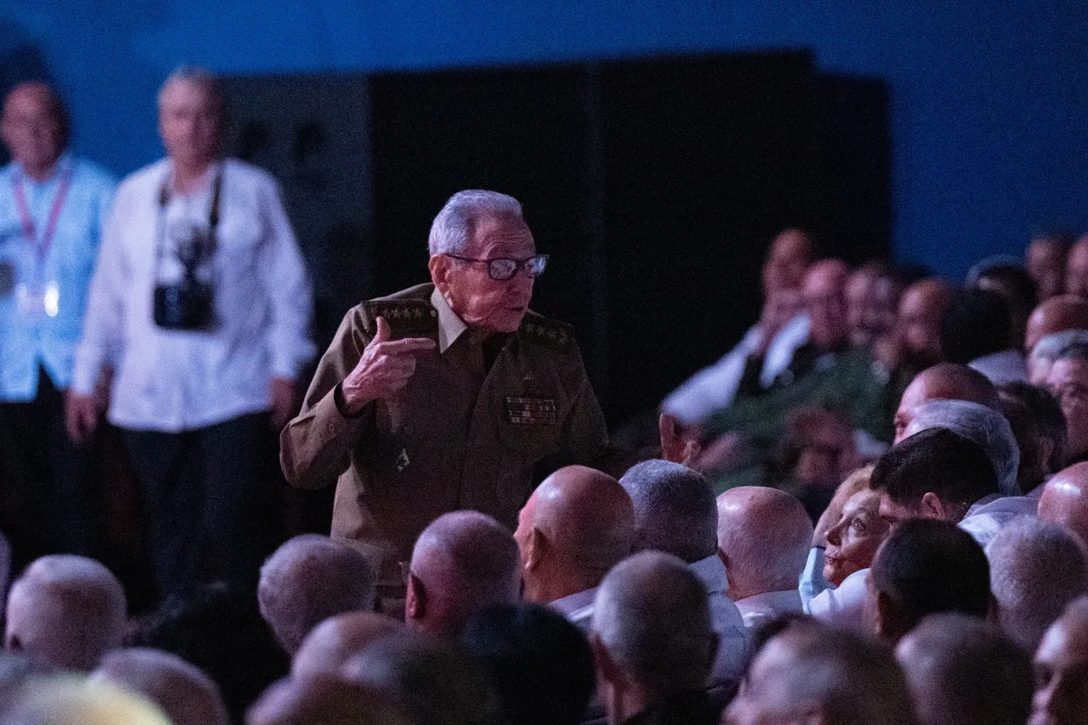 Raúl Castro reaparece em público em homenagem ao irmão, Fidel, em Havana