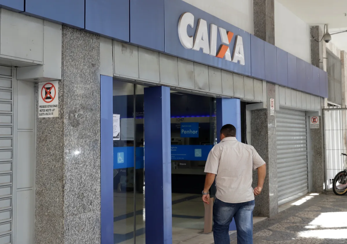 Funcionários da Caixa realizam votação pelo fim da greve nesta segunda