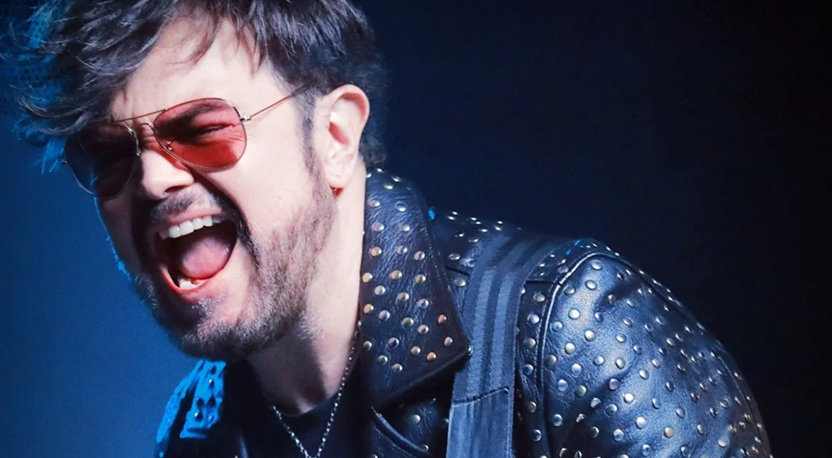Aleks Syntek pone en subasta su peluquín tras aparecer sin cabello en redes sociales