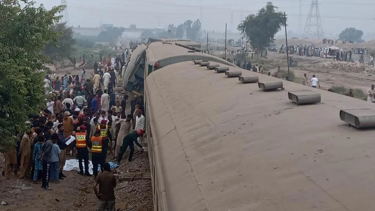 Train derails in Pakistan, killing at least four people