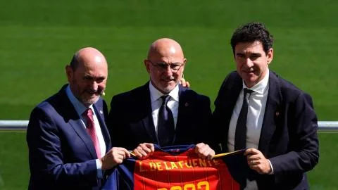 Luis de la Fuente ya mira al podio de los banquillos más largos de La Roja