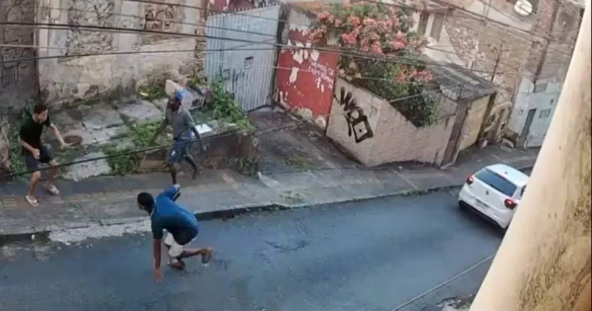 VÍDEO: Homem sofre tentativa de assalto de dois suspeitos armados com faca enquanto caminhava em Salvador
