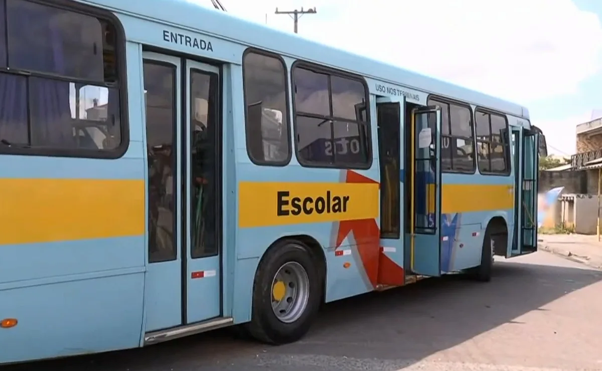 Motociclista fica ferido após bater contra ônibus escolar na Grande Curitiba: “Possível fratura na mandíbula”
