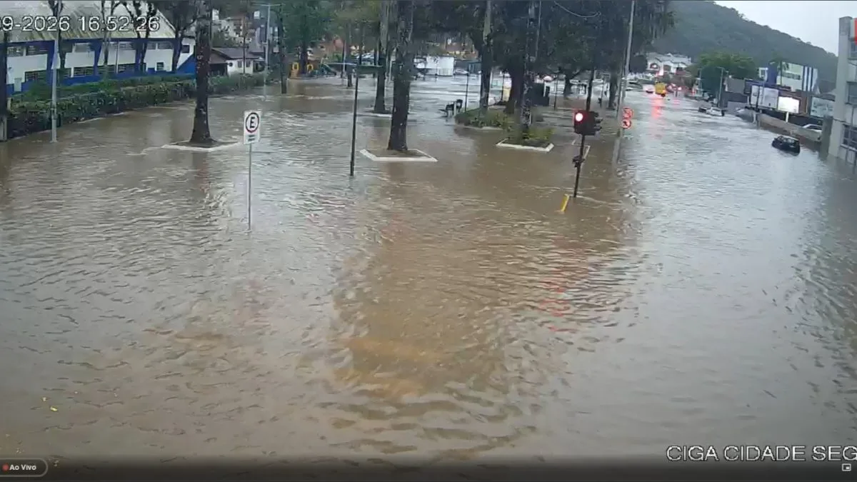 VÍDEO: Terminal de Joinville vira ‘piscina gigante’ e ruas ficam cobertas de água após maré de 2 metros