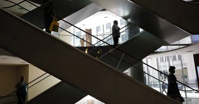 Confiança dos consumidores recua em agosto