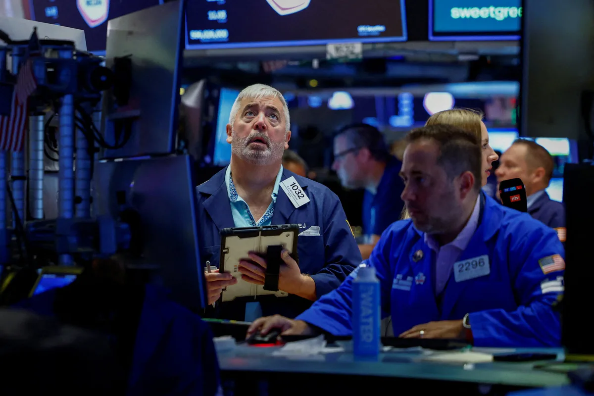Jornada financiera: las acciones argentinas cayeron hasta 4% en Wall Street y el Banco Central redujo la compra de dólares