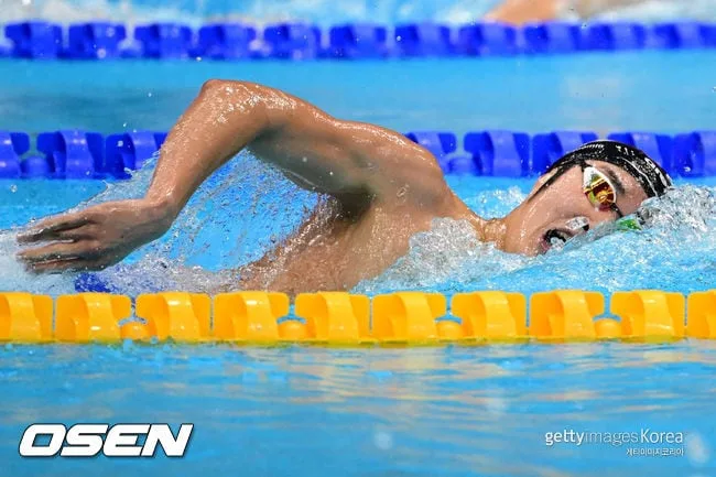 '어깨 파열로 개인전 포기' 김우민 부상 투혼 빛났다! 韓 계영 400m, 조 1위로 결선행...2회 연속 메달 획득 도전