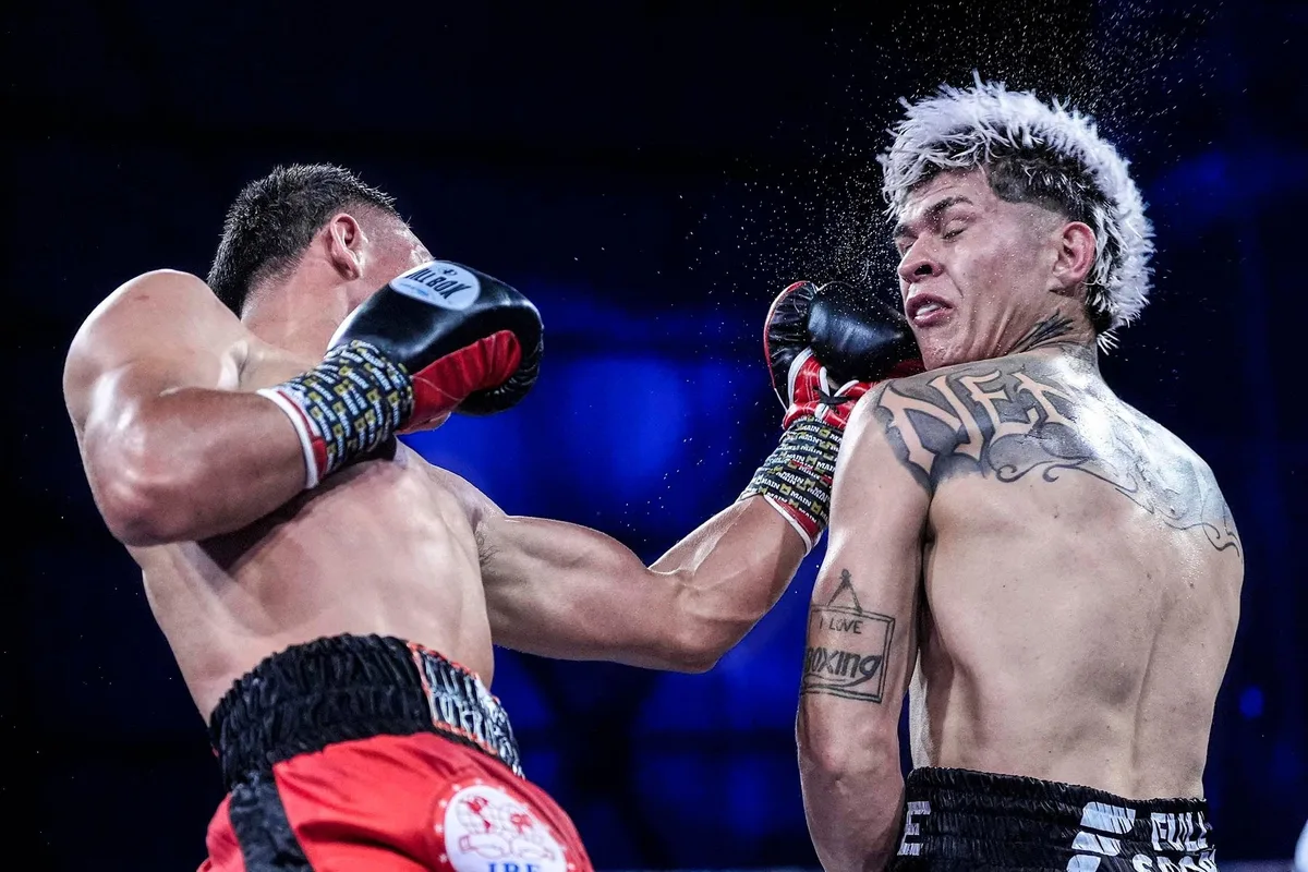 El boxeador argentino Rodrigo Ruíz fue retirado en camilla tras recibir un fuerte golpe en la mandíbula