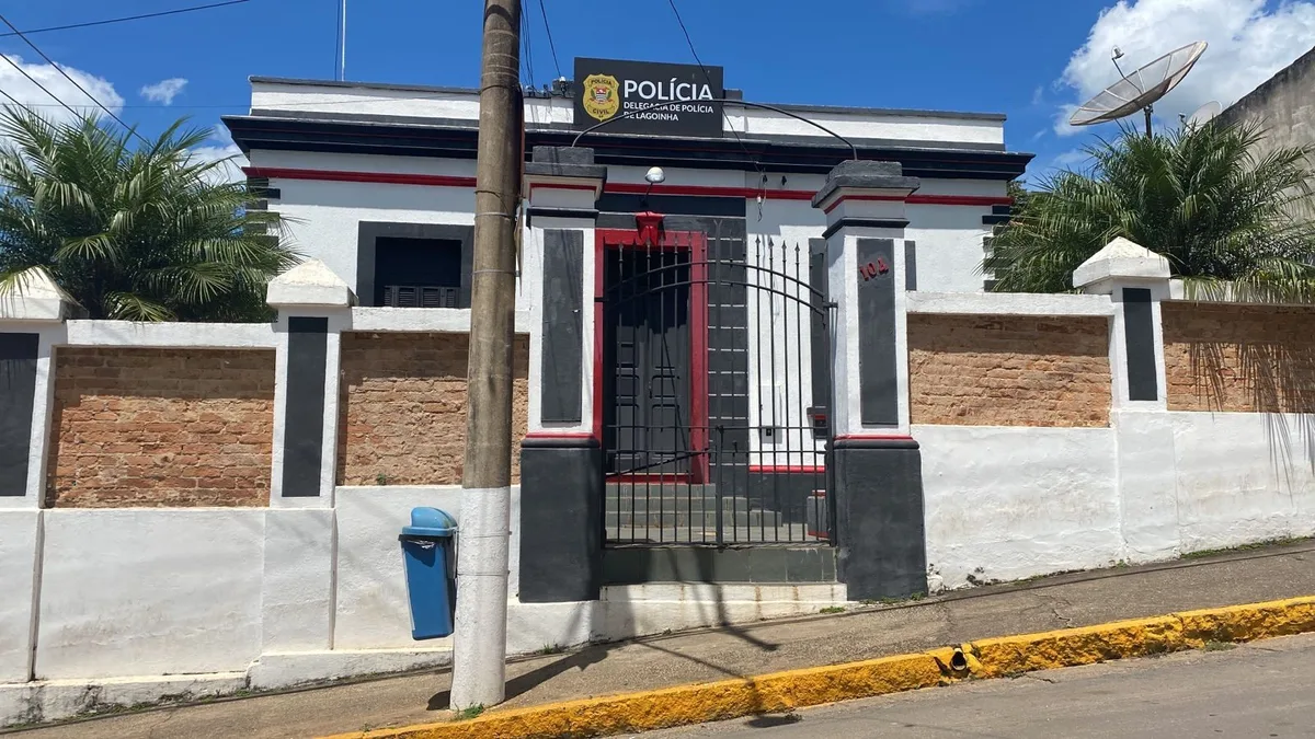 Motorista morre após bater carro em poste e ferir gari em Lagoinha