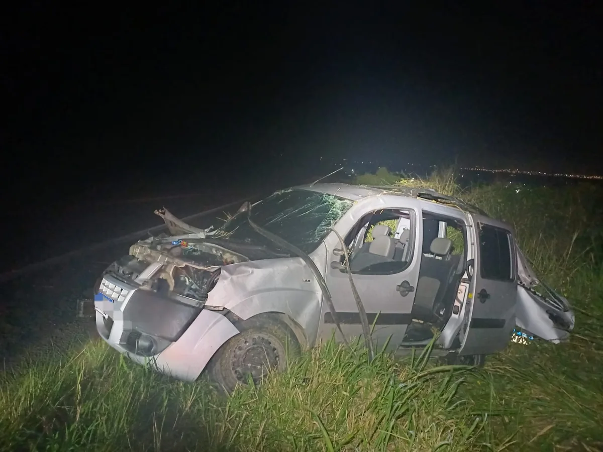 Empresário morre após furgão sair da pista e capotar na BR-104, em Agrestina