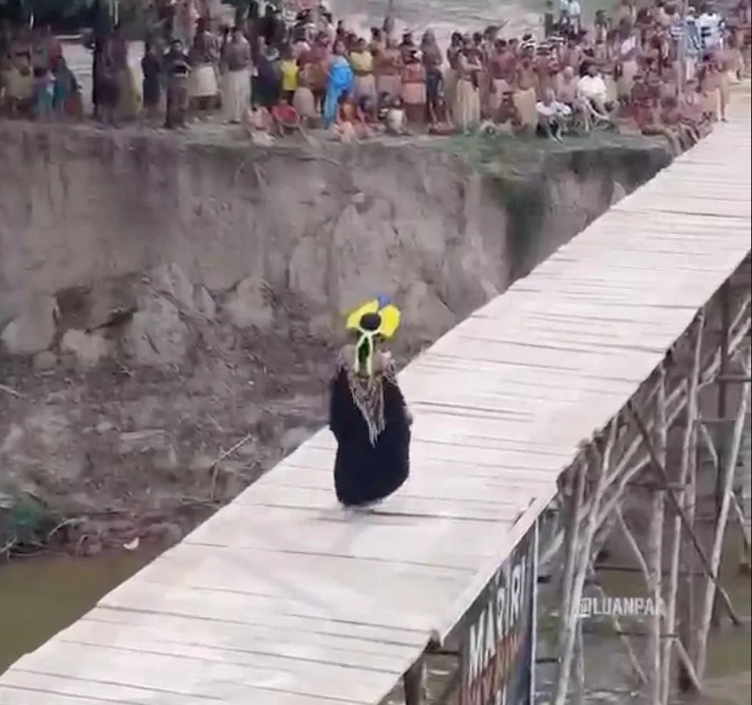 Ponte sobre o Rio Gregório vira passarela durante Festival Mariri Yawanawa, em Tarauacá