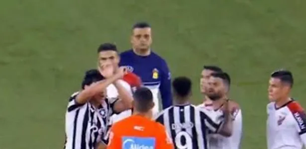 Zagueiro do Botafogo aciona protocolo antirracismo; caso não vai à súmula