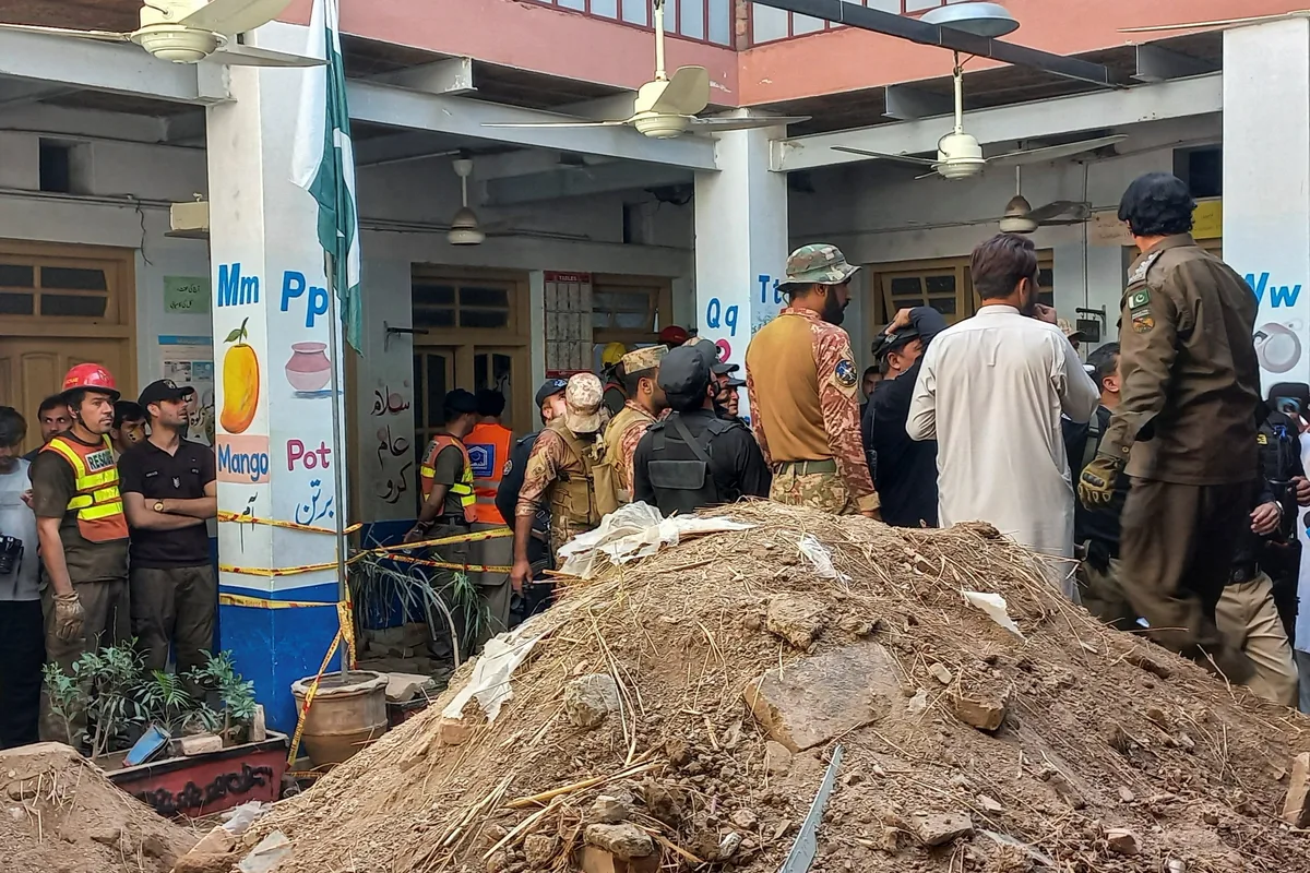 Al menos 27 estudiantes y un profesor murieron tras el colapso del techo de una escuela en Pakistán