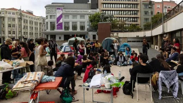 Habitação: Manifestantes no Porto decidem formas de luta em assembleia