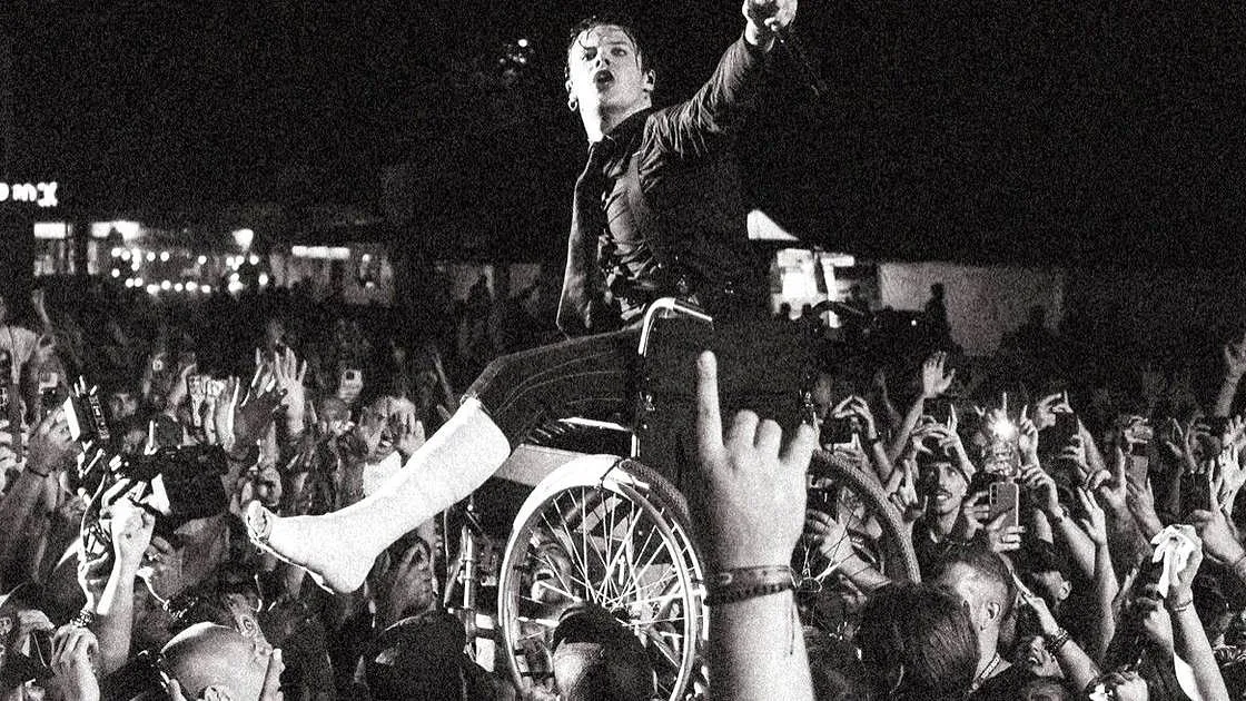 Yungblud fez ‘crowdsurfing’ numa cadeira de rodas em Vilar de Mouros: “Bela maneira de partir uma perna. Obrigado, Portugal!”