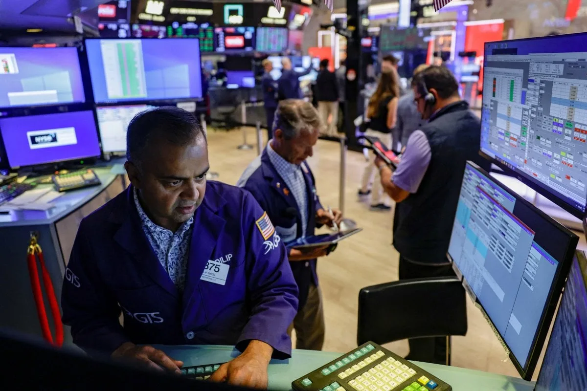 S&P 500 fecha em baixa enquanto investidores avaliam dados e tensões no Oriente Médio