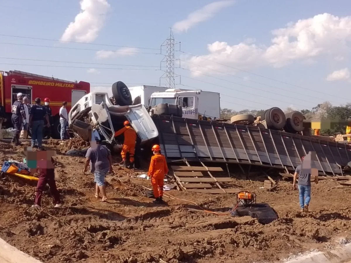 Força-tarefa mobiliza Exército, Bombeiros e Samu para resgatar motorista preso em caminhão na BR-262