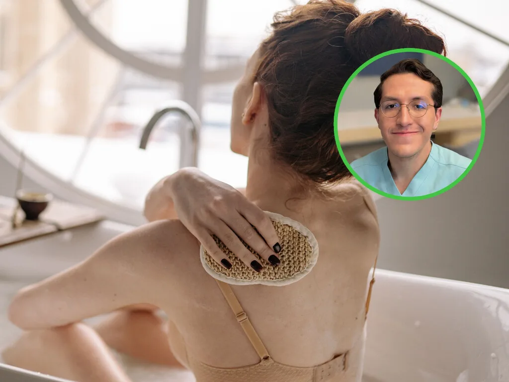 Rafael García, dermatólogo: "Para bañarte, la fricción con la palma de tu mano es suficiente; la piel no se talla"