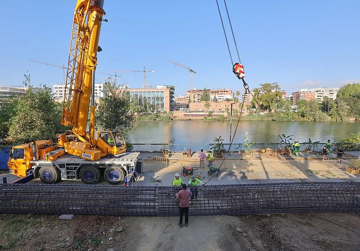 Comienzan las obras de la pasarela de Altadis que unirá Los Remedios con el Centro de Sevilla en un año y medio