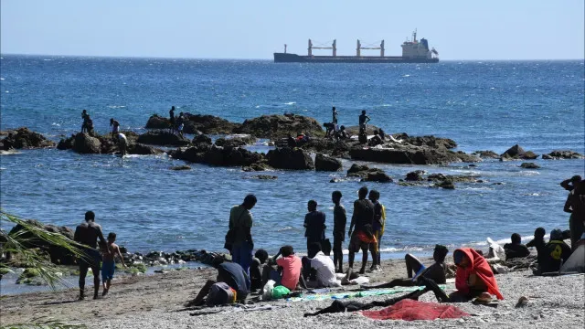 Ceuta suspende limpeza em praia após regresso de 500 migrantes