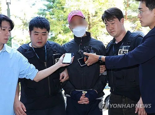 90초 만에 대형마트서 5억 금팔찌 훔친 20대 구속 송치