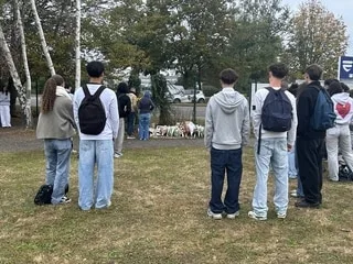 Émotion et recueillement dans ce lycée après la mort tragique d’un jeune de 17 ans