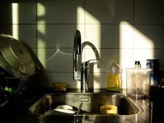 Cette astuce simple avec un verre et une feuille de papier peut vous éviter une mauvaise surprise au retour de vacances
