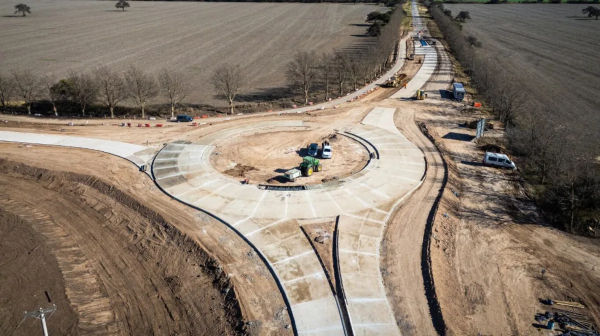Pavimentan un camino rural clave para el transporte agrícola y ganadero