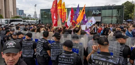 Türkei: Journalistin Tugba Tekerek nach Razzia bei LGBT-Organisation in Haft