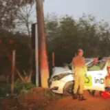 Mulher tenta desviar de buracos, perde o controle e bate em poste no Guanandi