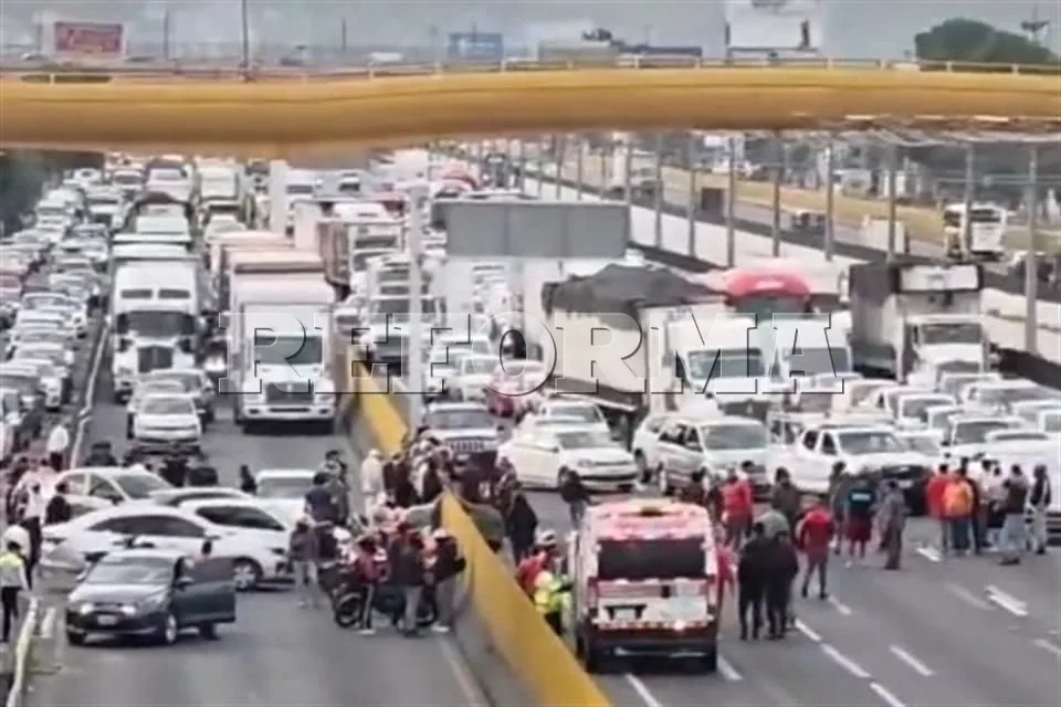 Bloquean repartidores la México-Puebla por atropellamiento