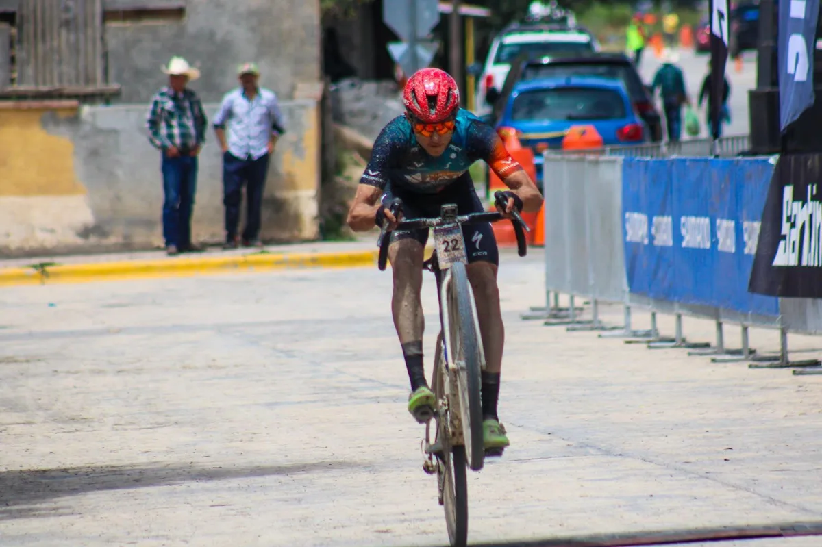México domina el Gran Fondo de la UCI Gravel World Series en Arteaga