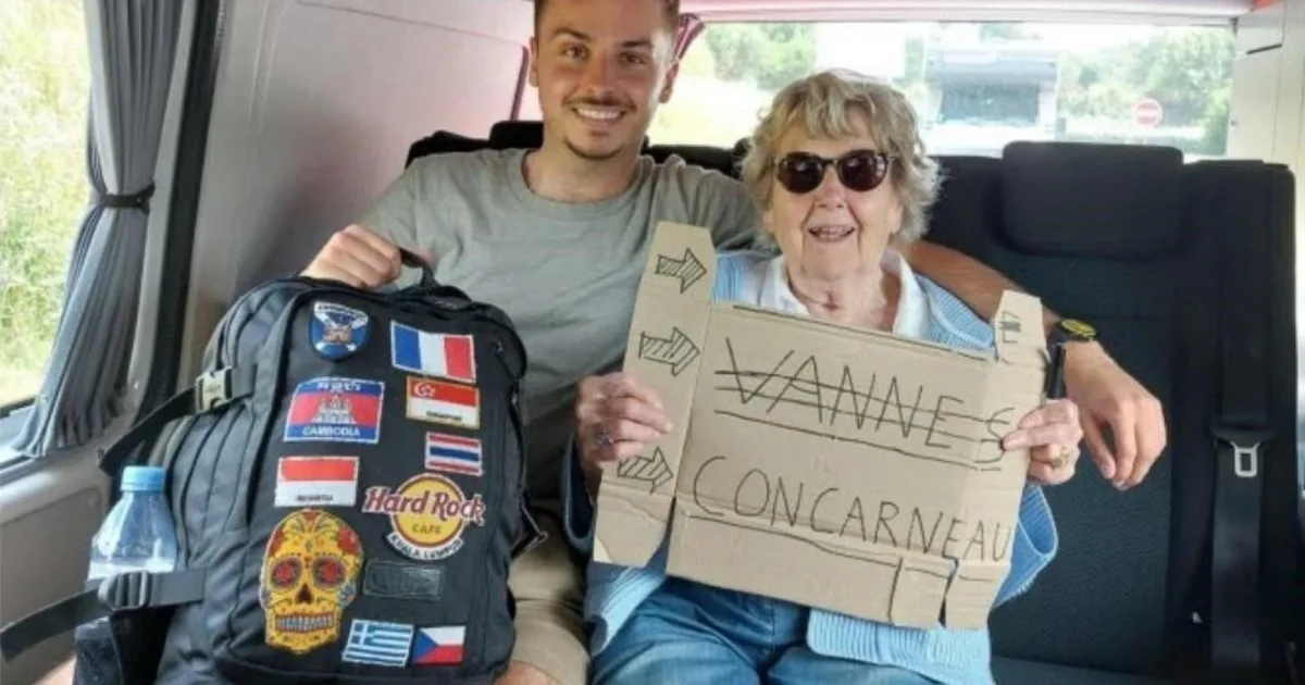 Teresa, la abuela de 93 años que viaja con su nieto haciendo autoestop y ya llevan 2.000 kilómetros: "Al principio se negó, iba a regañadientes"