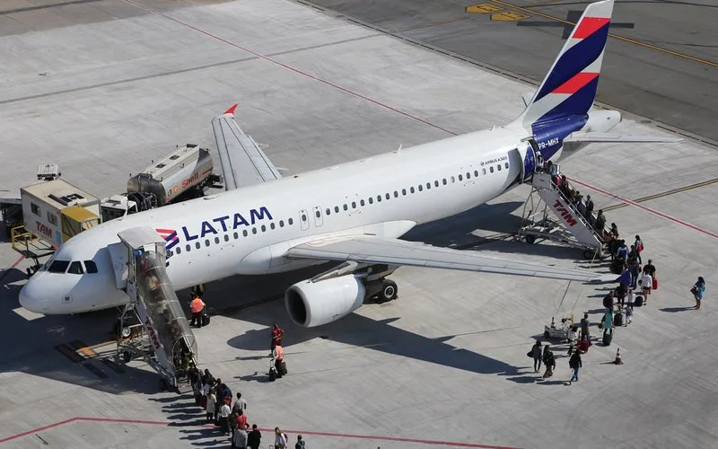 Latam amplia voos no verão e leva cargas a Fernando de Noronha