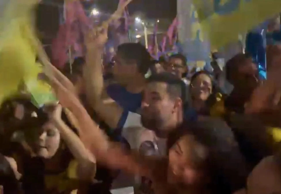 “Tem boca sim!”: apoiadores fazem cântico antes de debate no ac24horas