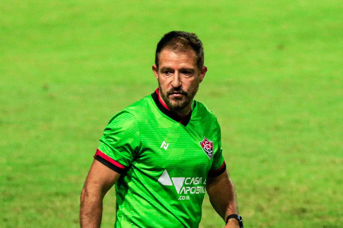 Multicampeão por Vasco e Vitória, Ramon Menezes analisa duelo da Copa do Brasil: "Coração bate mais forte"