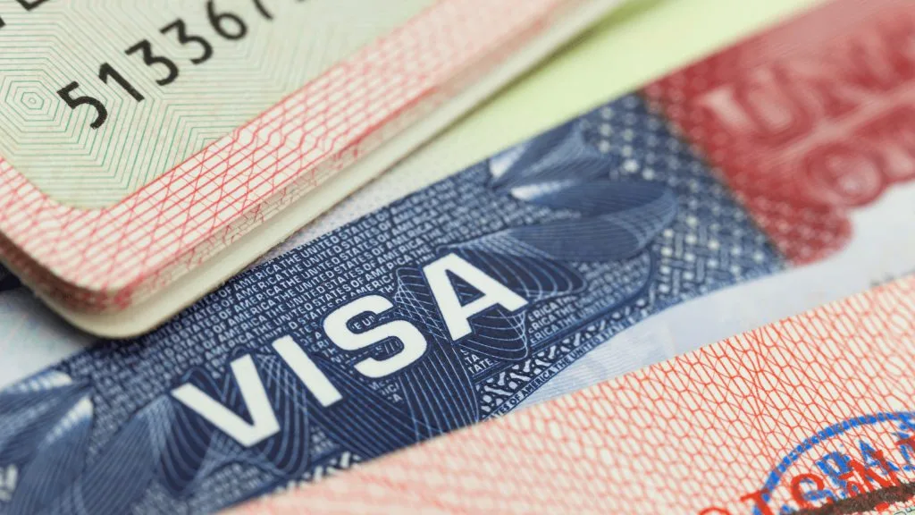 Juez anula prohibición de visas impuesta por Trump a 75 países