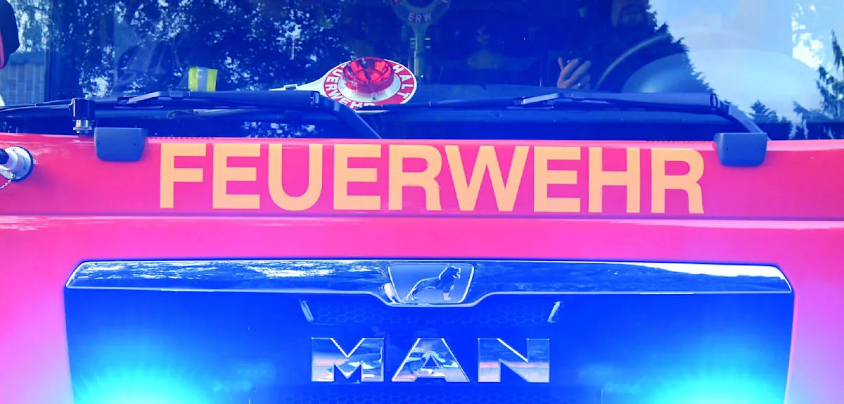 Feuer zerstört Wohnhaus in Ostrhauderfehn – Ehepaar entkam