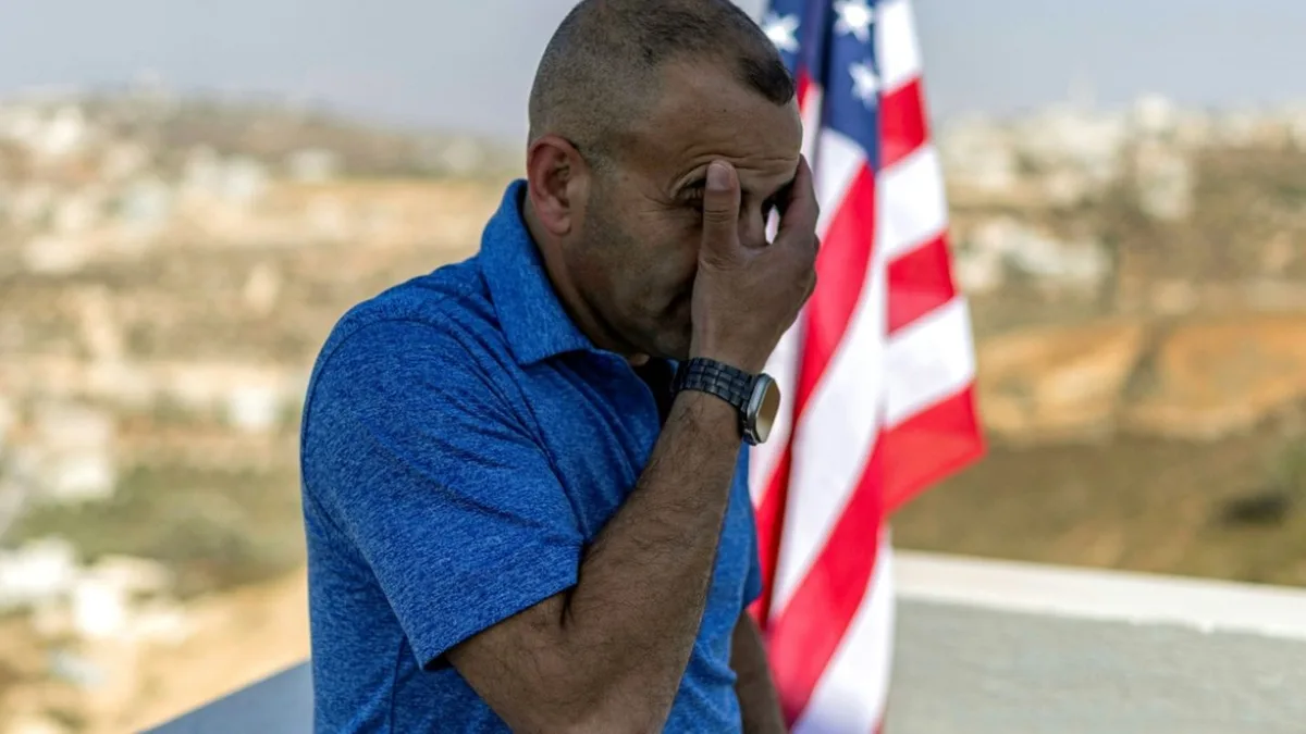 Belagerung durch Siedler: US-Palästinenser hisst US-Flagge an seinem Haus