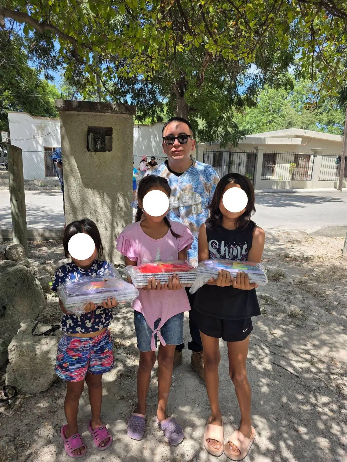 Le va bien en Estados Unidos y regresa a Nava, Coahuila, para regalar útiles escolares a sus paisanos