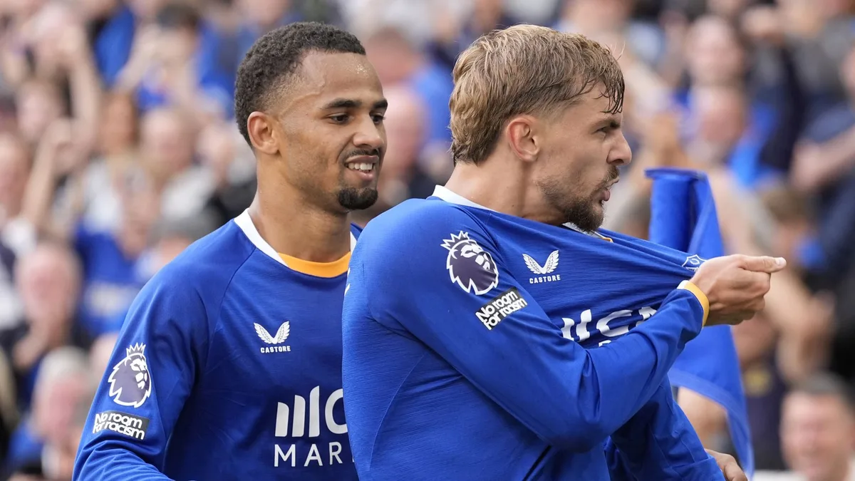Everton outclass wasteful Palace in Premier League opener