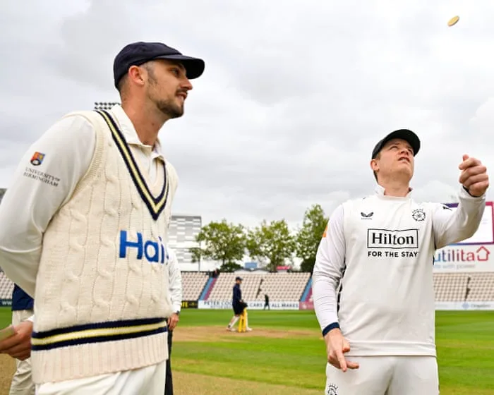 Hampshire make U-turn over Kuggeleijn signing after fan backlash: county cricket, day one – live