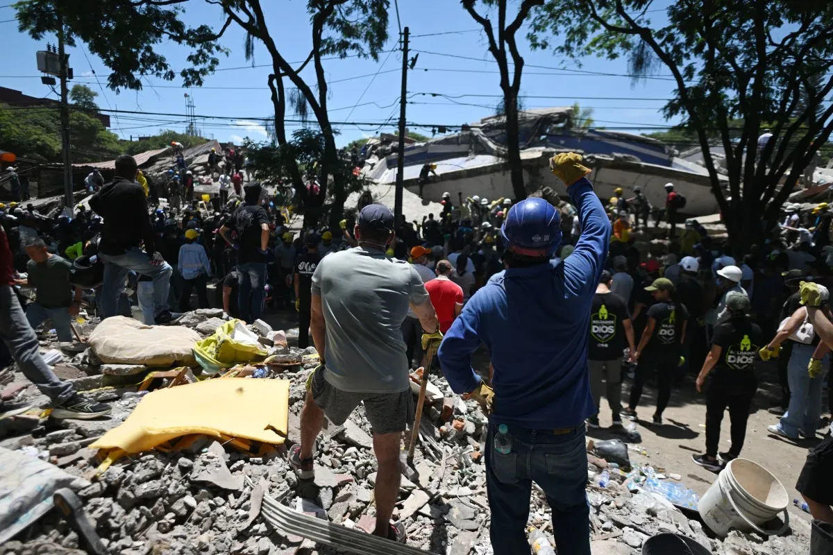 Número de mortos por terremoto na Colômbia chega a 240 e busca por sobreviventes segue