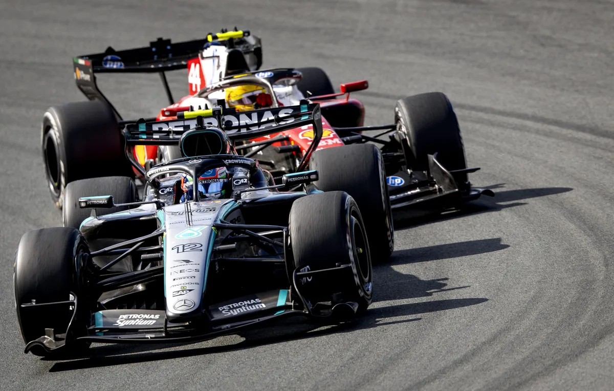 Hamilton se fija en Mercedes
