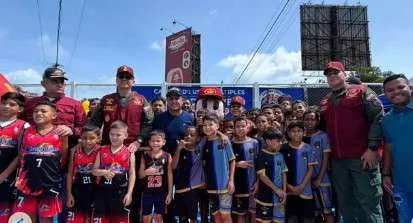 Entregan canchas deportivas en Catia y Petare
