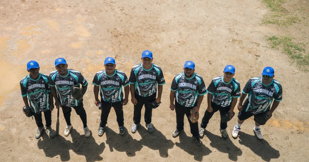 Dotan de indumentaria e insumos a equipo de softball de El Morro de Petare
