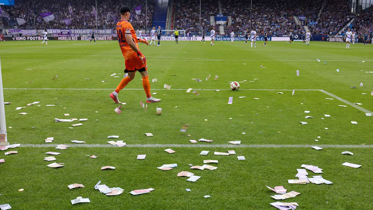 Beim Spiel Bochum gegen Osnabrück - Plötzlich fliegt haufenweise Fake-Geld auf den Rasen!