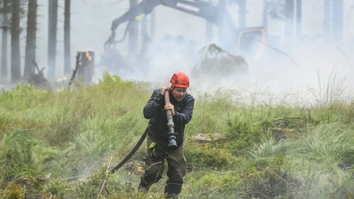 Feuerwehr will Brand im Osten Belgiens „einkreisen“ - Löschen könnte Monate dauern